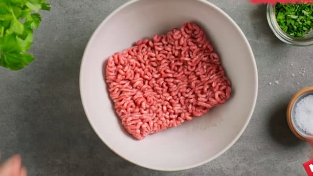 Bland karbonadedeigen med løk, muskat, salt og pepper.