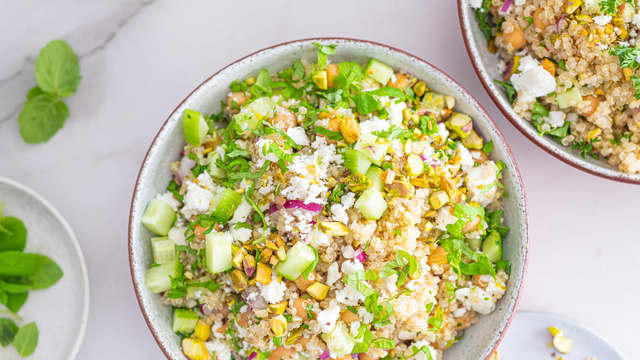 Smuldre fetaosten over salaten og server.