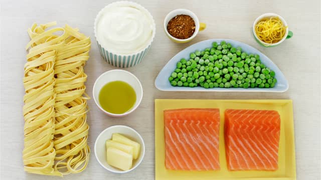 Sett ovnen på 200 grader. Bland sitronskall, fiskekrydder og olje sammen.