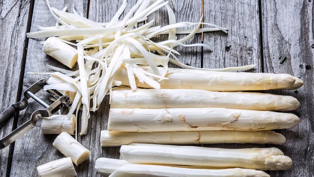 Skrell aspargesen fra der «blomsten» slutter og ned. La aspargesen ligge på fjøla mens du skreller for å
unngå at den knekker. Skjær vekk de nederste 2–3 cm.