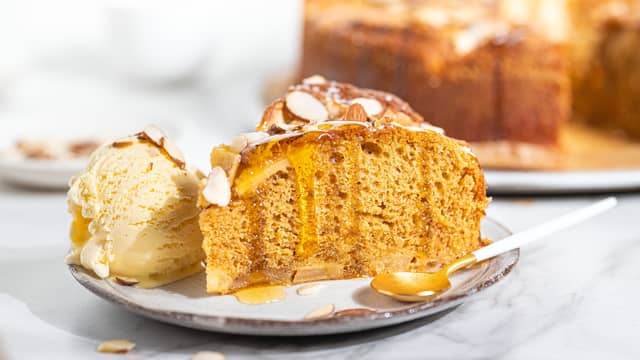 La eplekaken avkjøle seg litt før du tar den ut av formen. Server nybakt eplekake med karamellsaus og krem eller vaniljeis.