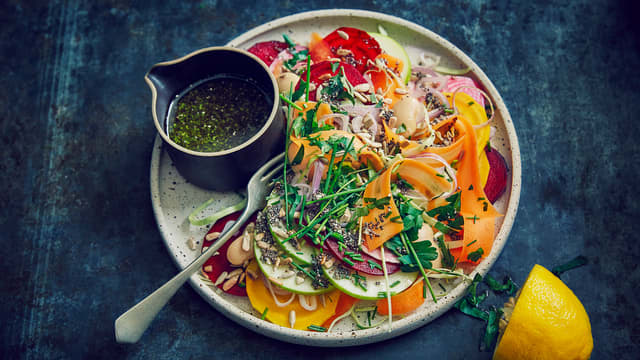 Råkostsalat med bønner og chiafrødressing