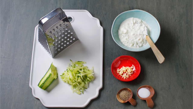 Riv agurk og klem ut væsken. Finhakk 1 fedd hvitløk, bland med kesam og smak til med salt og pepper.