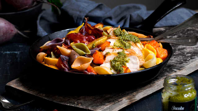 Stek serranoskinken i samme panne som kyllingen
til sprø. La renne av seg på litt kjøkkenpapir. Kok pasta etter
anvisning på pakken.