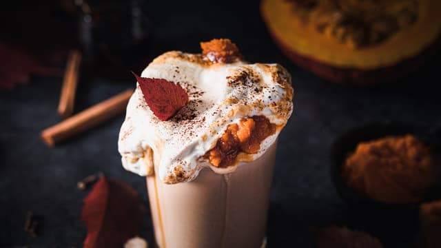 Topp med pisket krem og litt ekstra gresskarpuré. Serveres umiddelbart