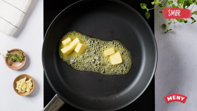 Stek laksefiletene i smør i en stekepanne i ca. 5 minutter på hver side. Laksen skal være gjennomstekt, men fortsatt ha en rosa kjerne.
