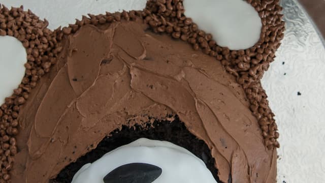 Bruk sprøytepose med en smal, liten tupp for å imitere pels med sjokoladekremen.