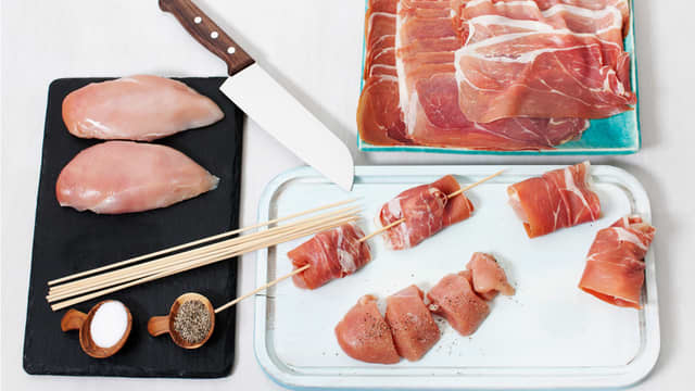 Skær kyllingfiletene i fire biter, krydre med salt og pepper, surr skinke rundt og tre på grillpinner. Pensle med olje og grill eller stek dem i ca. 8 min.