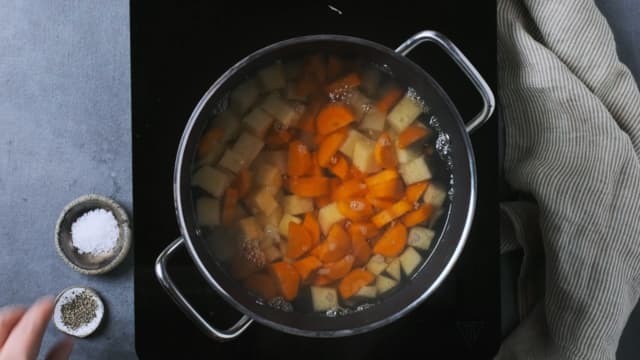 Ha alt over i en kasserolle, tilsett vann så det dekker og en god klype salt.