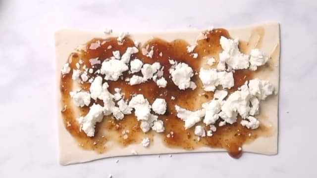 Fordel fikenmarmelade og chevre utover butterdeigplatene. Rull platene til rullader, og del hver rullade i to.