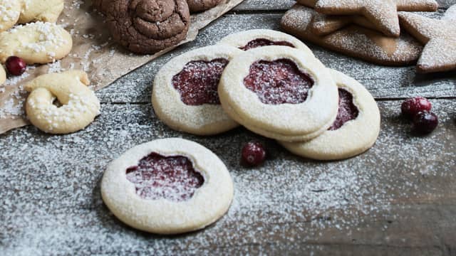 **Stek kakene på 180 grader i ca. 10 minutter** til de blir gylne, og ikke brune.