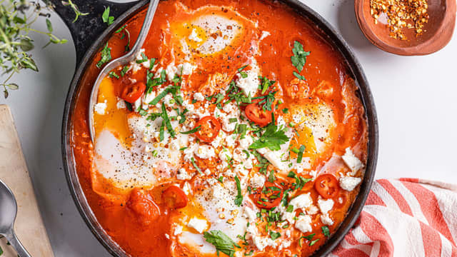 Server med ferskt brød eller nanbrød, og gjerne en enkel salat.