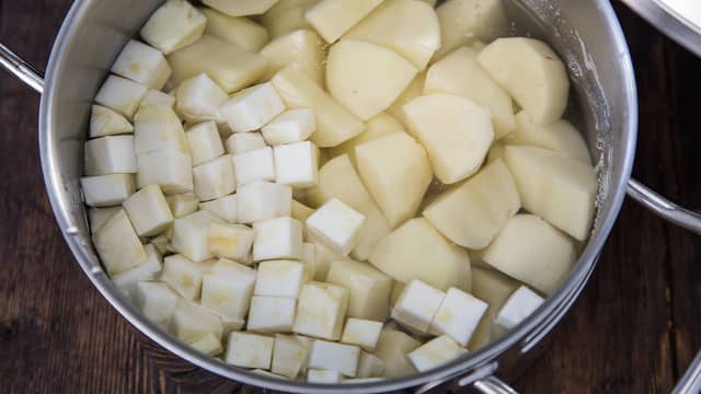 **Potet- og sellerimos:** Skrell poteter og sellerirot og skjær i like store terninger. Kok møre i usaltet vann.