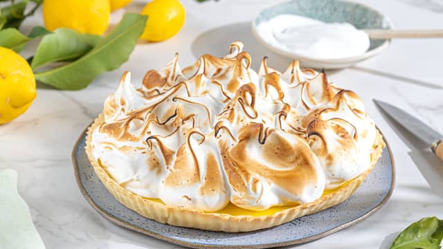 Legg marengsen på toppen av sitronterten, lag gjerne pene topper.