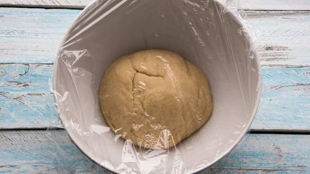 Dekk til bollen og la deigen heve i 45 minutter.