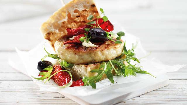 Varm brødene forsiktig. Ha på aioli og ruccola under og grillet paprika, oliven og fersk oregano oppå. Litt olivenolje og salt på paprikaen er godt.