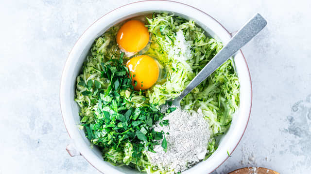 Finhakk persillen og tilsett det sammen med mel, egg, litt salt og pepper.