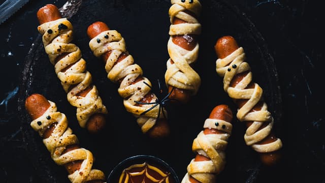 Lag øyne av sort pepperkorn, eller hel nellik.