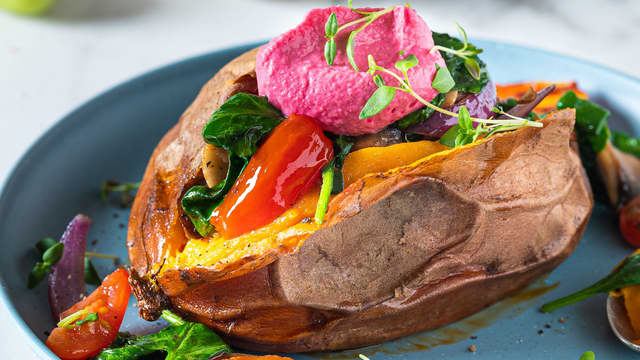 Skjær et snitt på langs av søtpotetene og utvid åpningen. Fyll med soppblandingen og topp med rødbethummus.