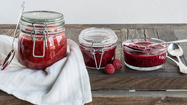 Hell det varme syltetøyet på rene, sterile glass og skru på lokket med en gang. Da dannes det et vakuum i glasset når syltetøyet avkjøles.