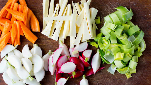 **Grønnsaker:** Sil kraften og kok de rensede og oppskårede grønnsakene i lammekraften. Legg i de grønnsakene som trenger lengst tid først.