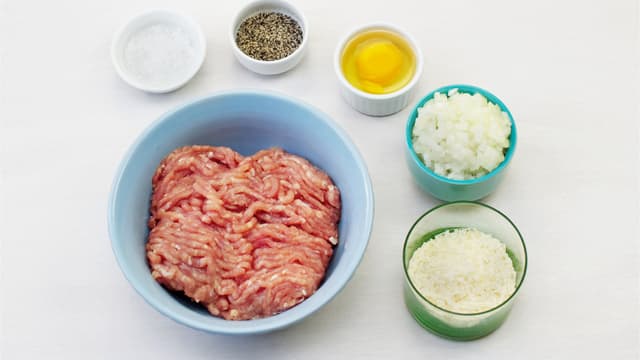 Finhakk løk og riv parmesan. Rør ut kjøttdeig i en bolle med løk, parmesan, egg, salt og pepper.