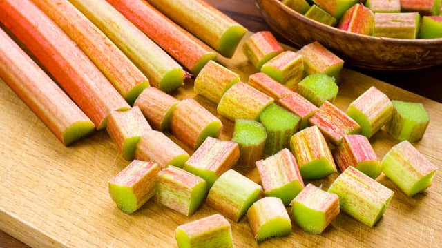 Skrell rabarbrastilkene og og kutt dem i små biter.