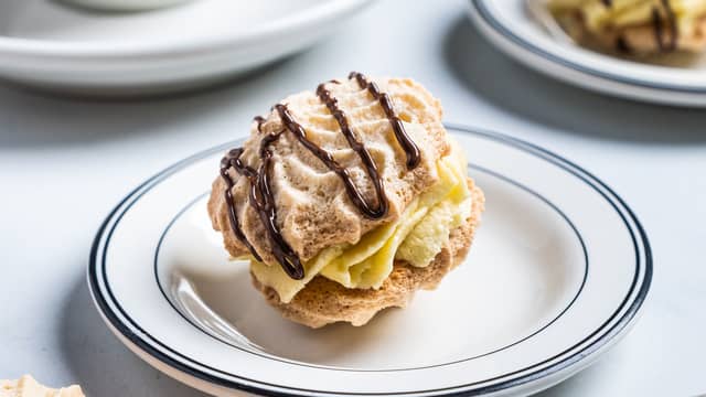 Smelt sjokolade over vannbad. Hell over i en sprøytepose. Klipp et lite hull og pynter gule bombene med smeltet sjokolade.