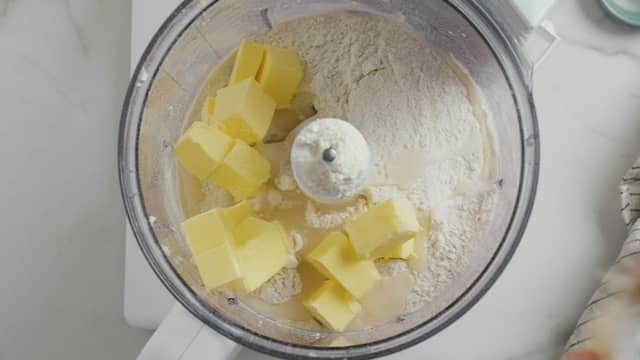 **Paibunn:** Ha hvetemel, smør i terninger, vann og salt i foodprosessor. Kjør til alt er godt blandet.