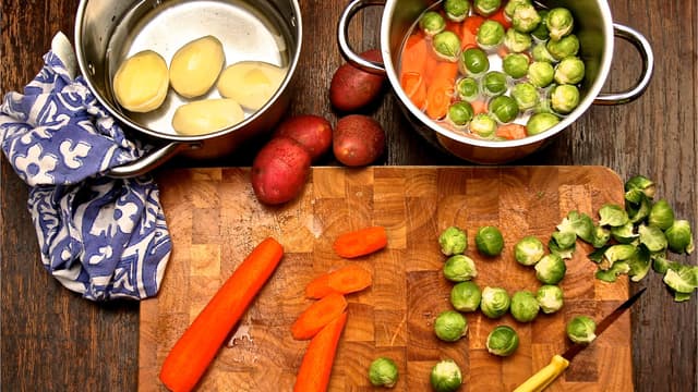 **Tilbered tilbehøret:** Skrell poteter og gulrøtter. Skjær av de brune rotendene på rosenkålen. Kok grønnsakene til de er møre. Potetene tar lengst tid så start med disse. Rosenkål trenger omtrent 10 minutter.
