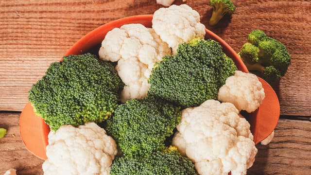 Kok brokkoli og blomkål i lettsaltet vann til grønnsakene er akkurat møre. Det tar ca 2 minutter. Dersom grønnsakene er fryst skal de has i kokende vann, og når det koker igjen er de klare.