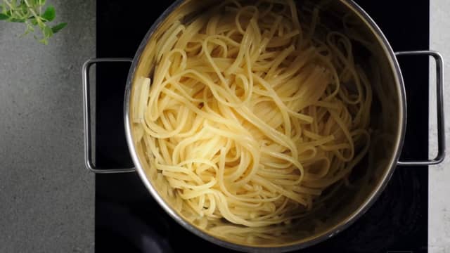 Kok pastaen i lettsaltet vann etter anvisning på pakken. Hell av vannet. Ta vare på ca. 1 dl av kokevannet.