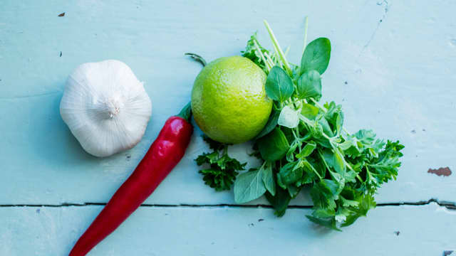 Lag chimichurri: Finhakk chili og hvitløk, bland sammen eddik, lime og olje. Hell over urtene og ha i hvitløk og chili. Ruccola smaker også godt i. Smak til med salt og pepper. Liker du den litt chunky er den fin å lage i en morter.