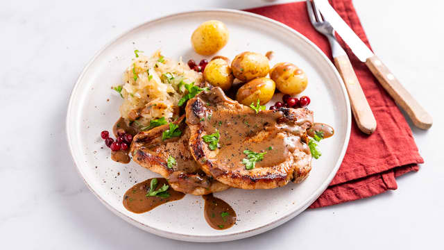 Stekte koteletter med poteter og hjemmelaget peppersaus