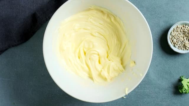 **Majonesdressing:** Visp sammen majones, sukker og bringebæreddik.