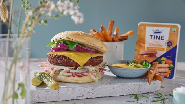 Baconburger med sprø søtpotetfries