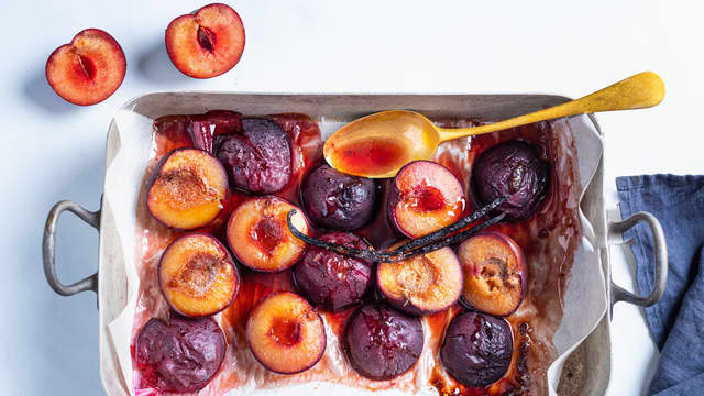 **Stek plommene i ovnen på 180 grader i ca 15 minutter** til de er myke, men ikke så lenge at de mister formen.