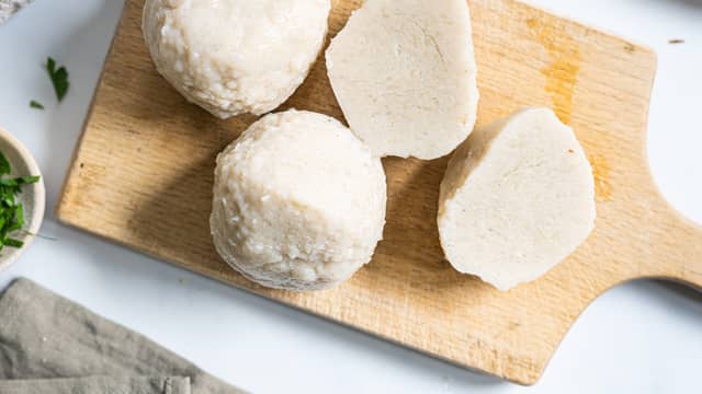 Del en kompe i to for å se om den er helt ferdig. Den ferdige komlen skal være mør og ha en jevn farge helt igjennom.