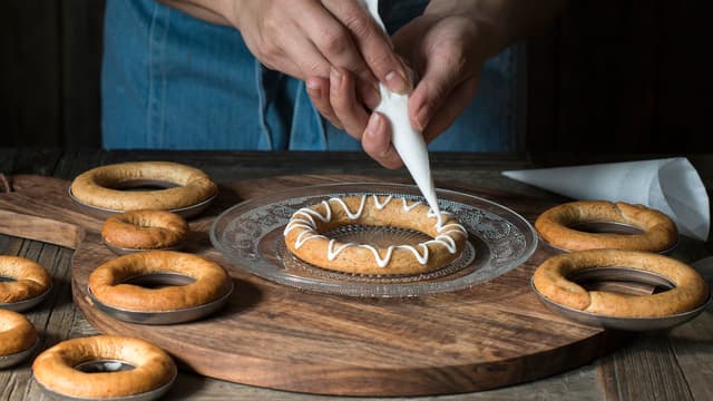 Klipp et lite hull i det ene hjørnet når ringene skal pyntes.