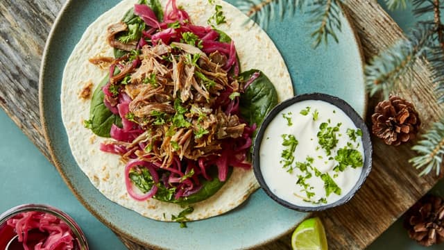 Pinnekjøtt i tortilla med syltet løk og rødkål