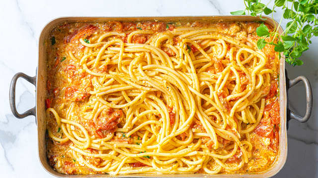 Server pastaretten umiddelbart, gjerne med litt nystekt brød som kan dyppes i sausen.