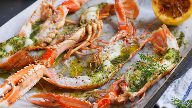 Server nystekt baguette og de lune sitronene ved siden av den gratinerte sjøkrepsen.