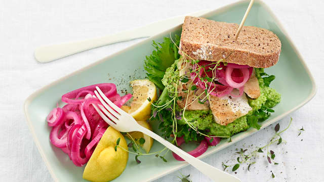 Torskesandwich med ertekrem og syltet rødløk