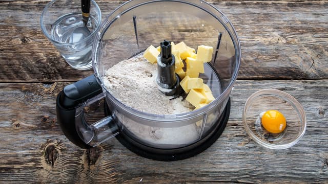 **Paibunn:** Ha mel og terninger av kaldt smør i en foodprosessor. Bruk pulsfunksjon (eller skru maskinen av og på selv), til smør og mel er blandet til en småkornete konsistens.