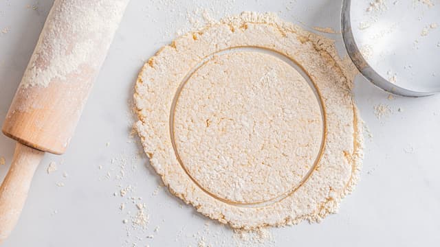 Ha litt mel på benken og kjevl ut deigen til ca. 1/2 cm tykkelse. Trykk ut lefser med baksiden av en bolle.