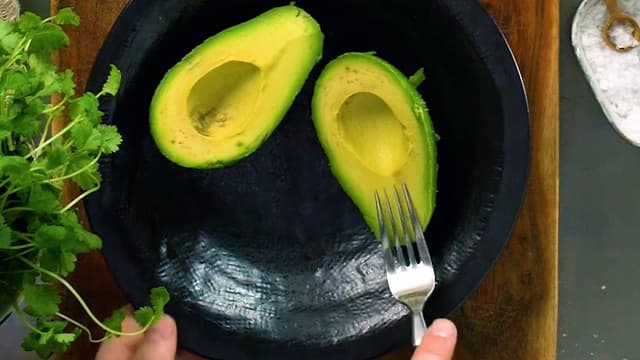 **Guacamole:** Del avokadoen i to, fjern steinen og mos med en gaffel. Smak til med salt og pepper og litt limesaft.