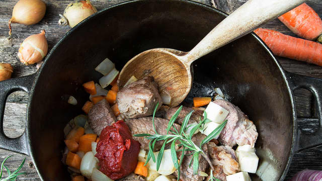 Brun kjøttet i en jerngryte med olivenolje. Tilsett løken og la den frese til den er blank. Ha i gulrot, sellerirot og paprikapulver, og rør godt sammen.