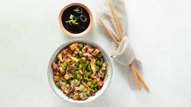 Stekt ris med grillpølse