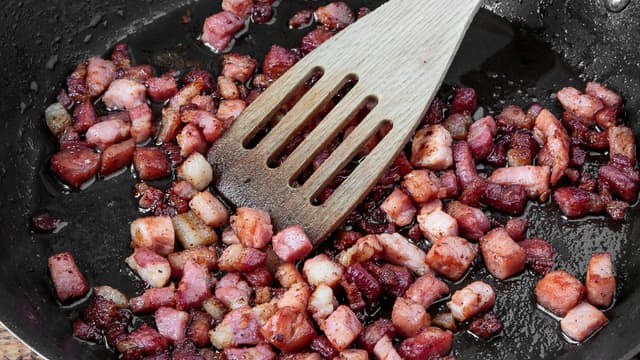 **Lag tilbehøret:** Skjær baconet i strimler eller terninger. Ha smør i en varm panne og stek baconet til det er sprøtt