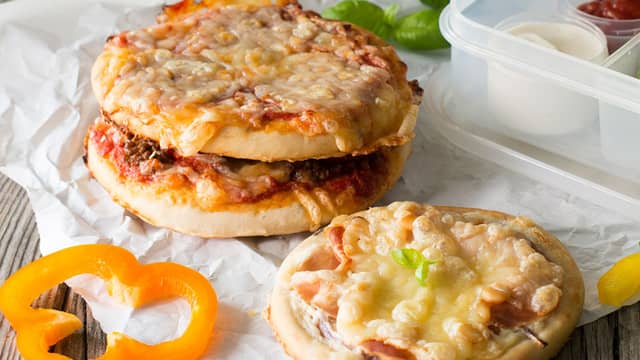 **Stekes på 220 grader i 10-15 minutter** til osten har smeltet og blitt gyllen.